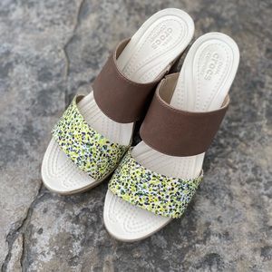 CROCS DUAL COMFORT Speckled & Brown Wedge Sandal